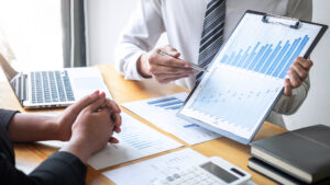 Empreendedores utilizam planilha no regime de competência para fazer a analise da contabilidade da empresa.