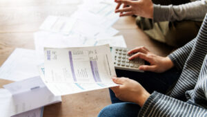 Empreendedor faz o controle dos diferentes tipos de notas fiscais emitidas em seu negócio