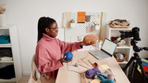 Empreendedora aprende a vender artesanato pela internet