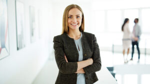 Empresária se posiciona em frente ao seu negócio como representante do empreendedorismo feminino.